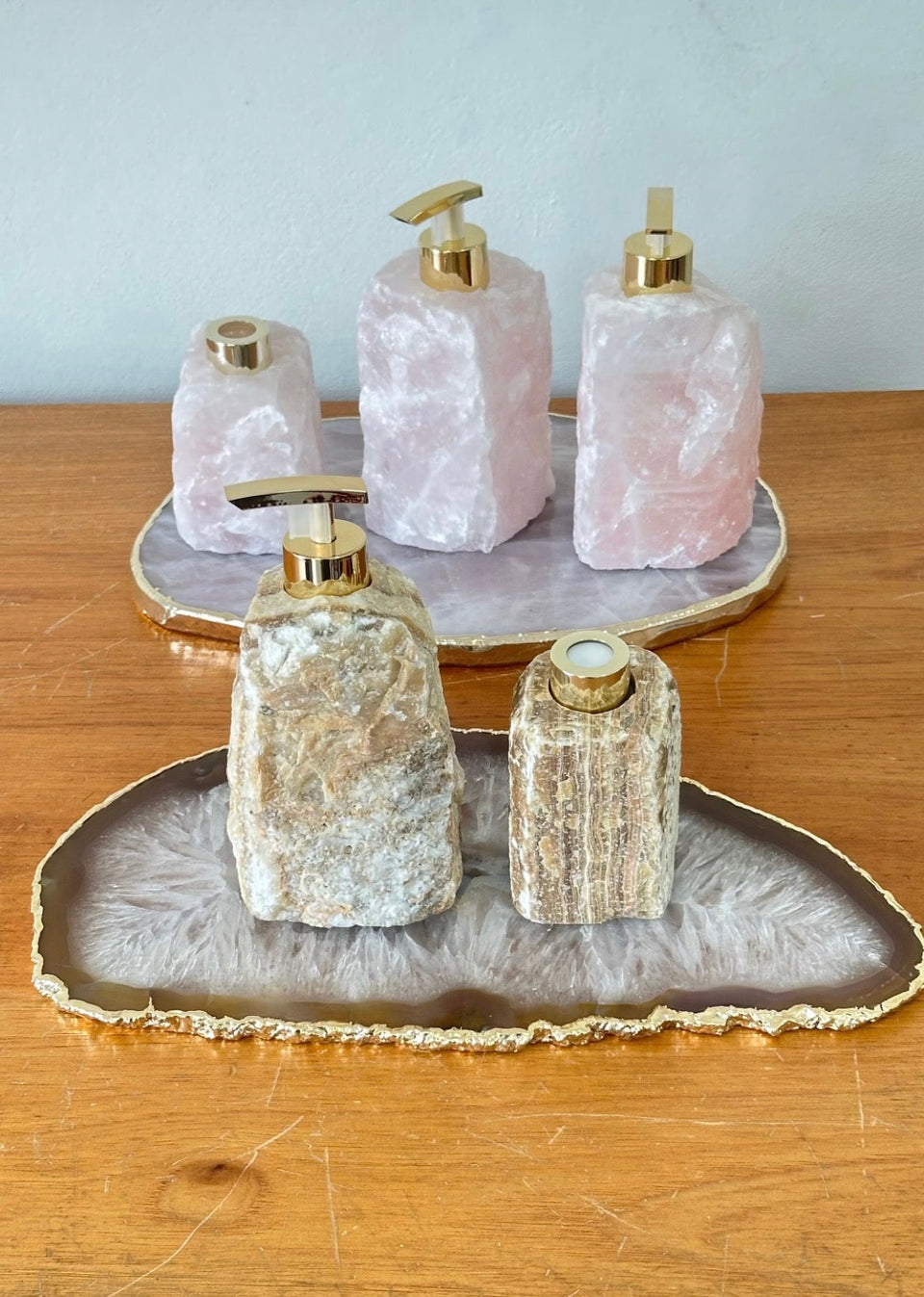 Kit Lavabo Luxo com Pedras Naturais e Dispensers Dourados