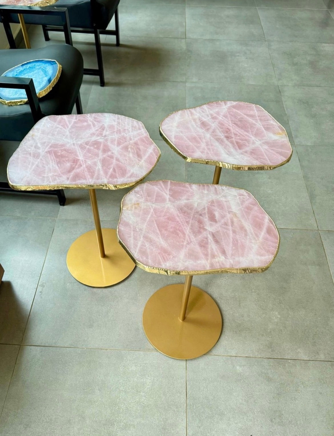 Mesa Lateral de Pedra especial com Pedestal Dourado 55cm