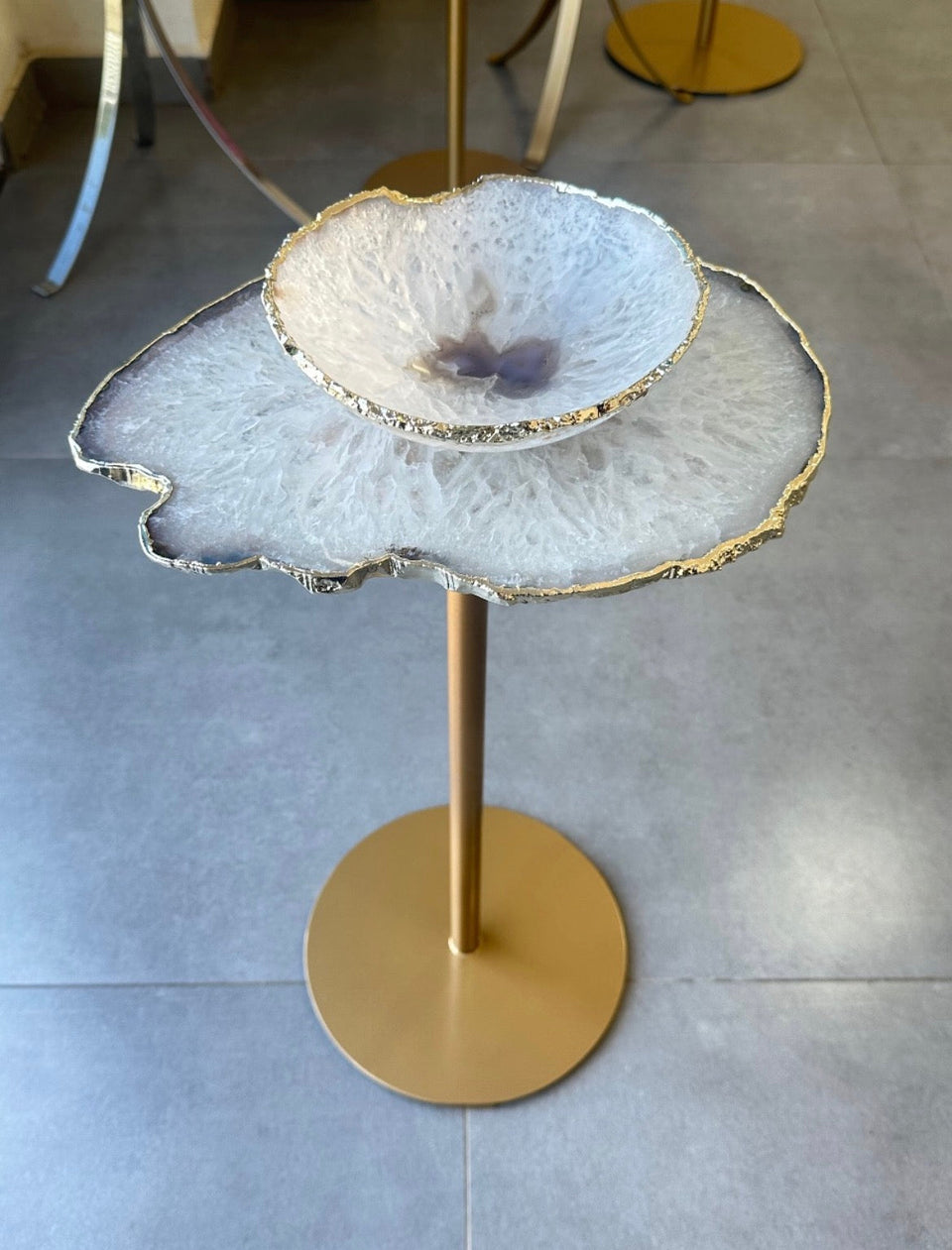 Mesa de Centro Ágata Branca com Pedestal Dourado